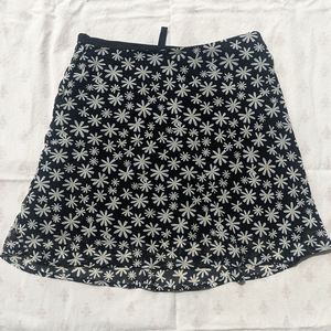 Black skirt with daisy